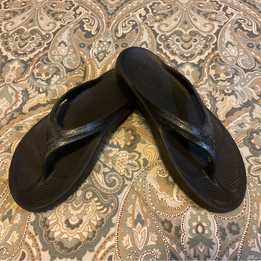Mint OOFOS Oolala Platinum Sparkle Thong Sandals Women’s Sz 7 EU 38 Worn 1x - Picture 4 of 9